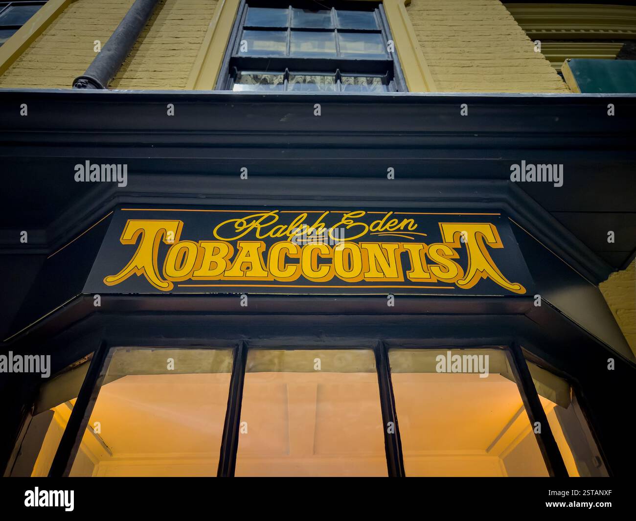 Tobacconist 19th century hi-res stock photography and images