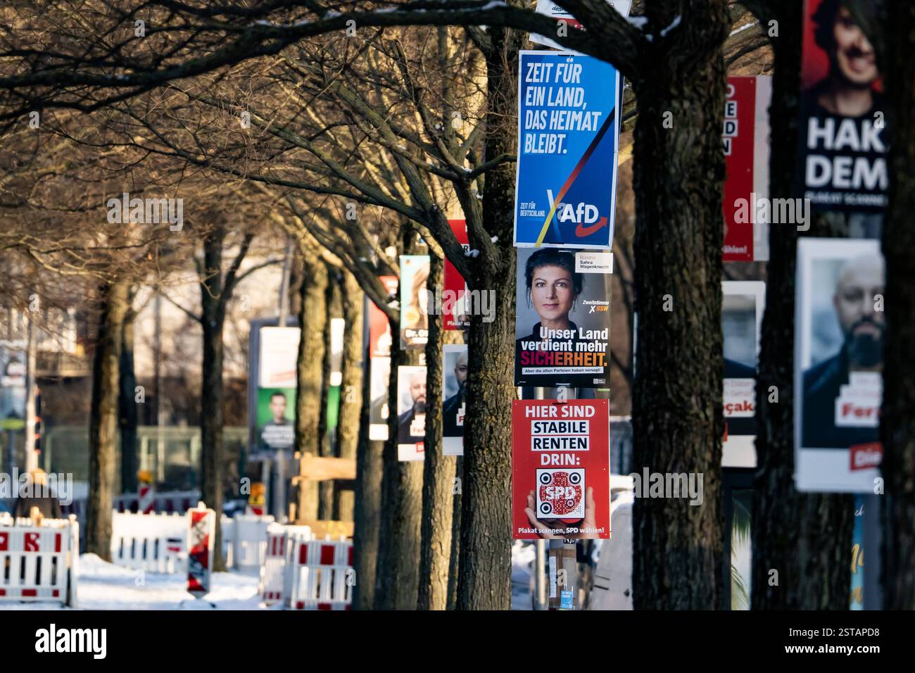 Wahlplakaten für die Bundestagswahl 2025 in Berlin am 16. Februar 2025