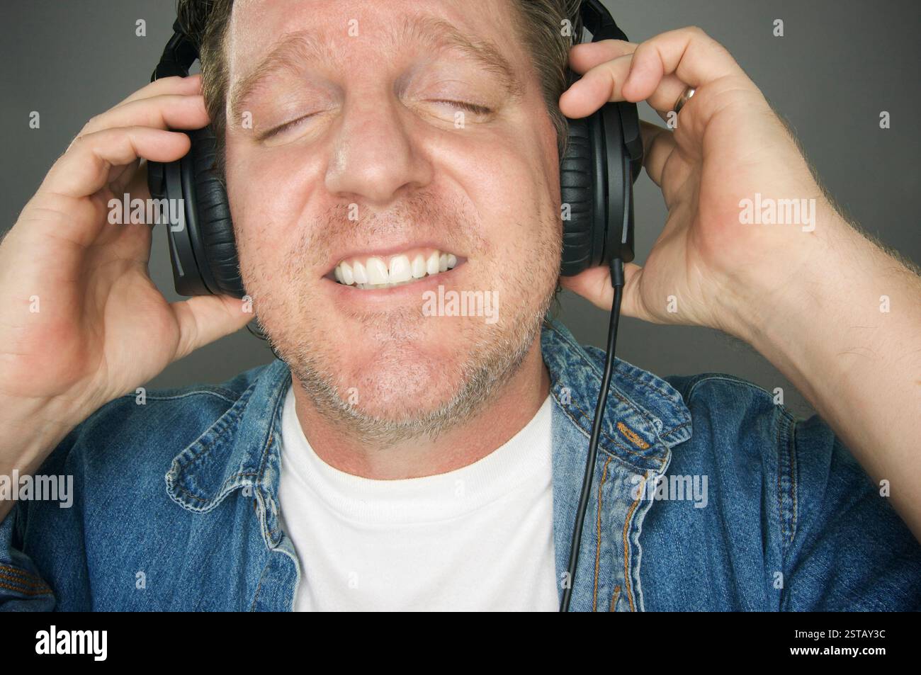 Portrait man in headphones on hi-res stock photography and images - Alamy