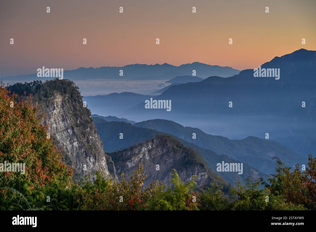 Berglandschaft, Mittelgebirge gesehen im Morgenlicht vom Xiaoliyuanshan Lookout, Alishan National Forest Recreation Area, Alishan Township, Chiayi Cou Stock Photo