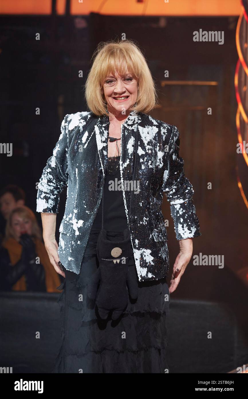 Actress amanda barrie hi-res stock photography and images - Alamy