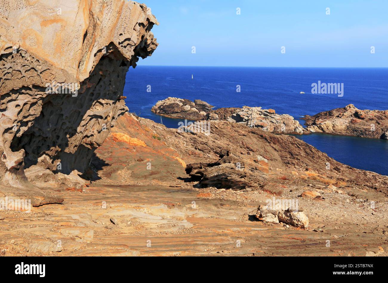 rocher-aux-formes-pittoresque-et-aux-ocres-vari-s-du-cap-creus-en