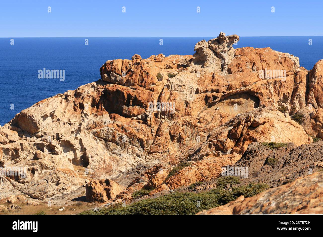 rocher-aux-formes-pittoresque-et-aux-ocres-vari-s-du-cap-creus-en