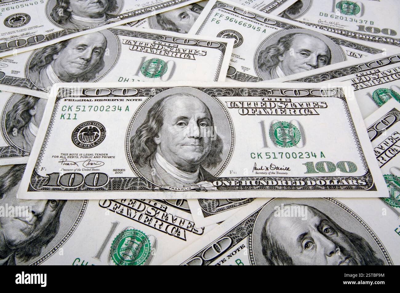 One Hundred Dollar Bills laying flat Stock Photo - Alamy