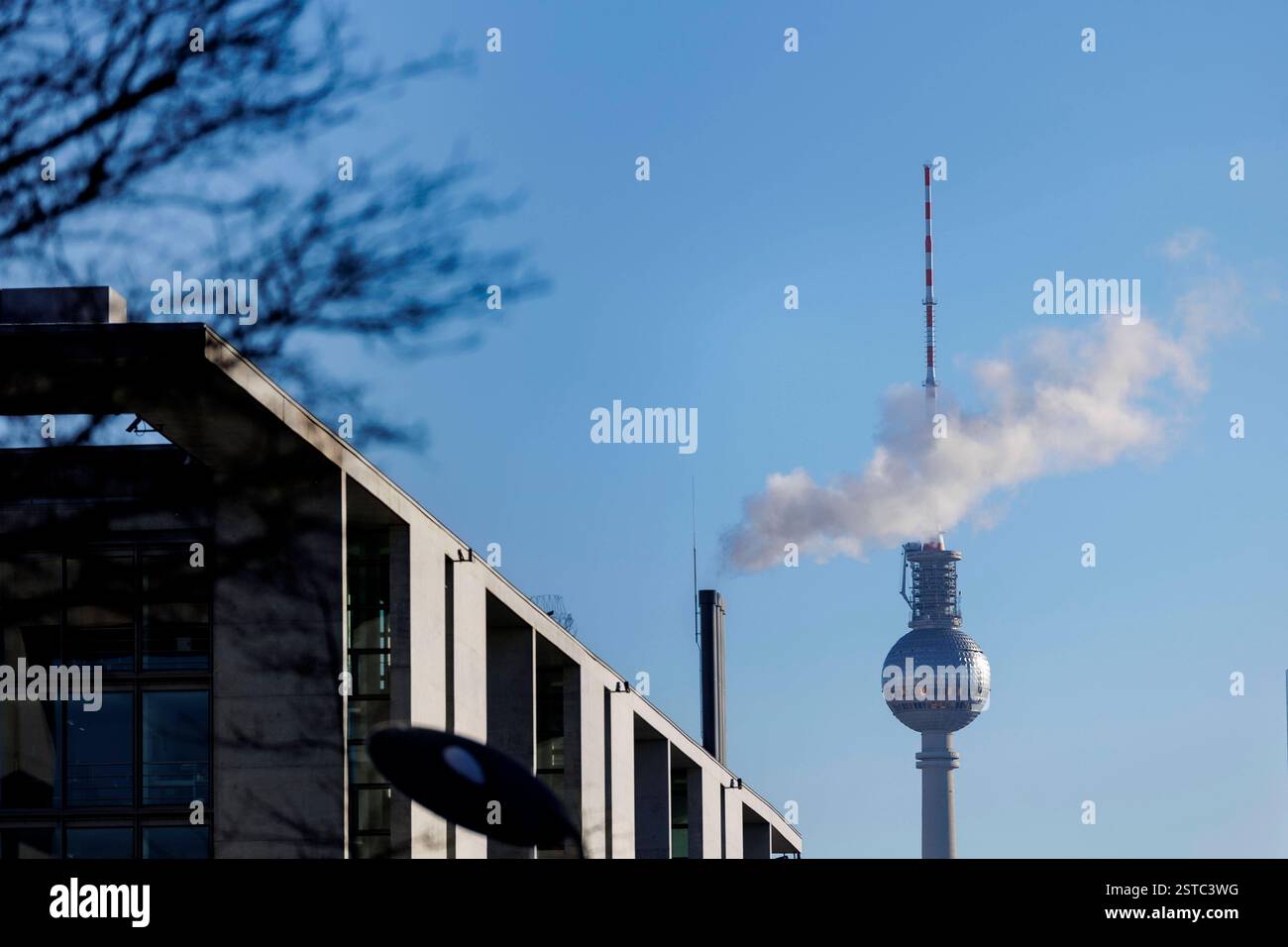 Symbolfoto zum Thema Emissionen in Berlin: Ein Schornstein qualmt am Marie-Elisabeth-Lueders-Haus vor dem Berliner Fernsehturm in Berlin, 18.02.2025. Stock Photo