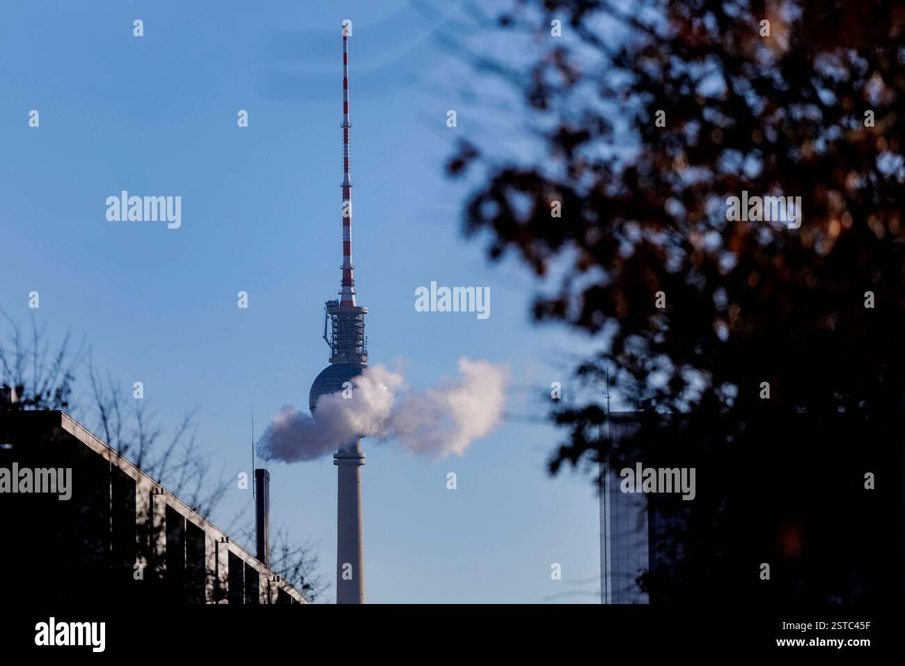Symbolfoto zum Thema Emissionen in Berlin: Ein Schornstein qualmt am Marie-Elisabeth-Lueders-Haus vor dem Berliner Fernsehturm in Berlin, 18.02.2025. Stock Photo