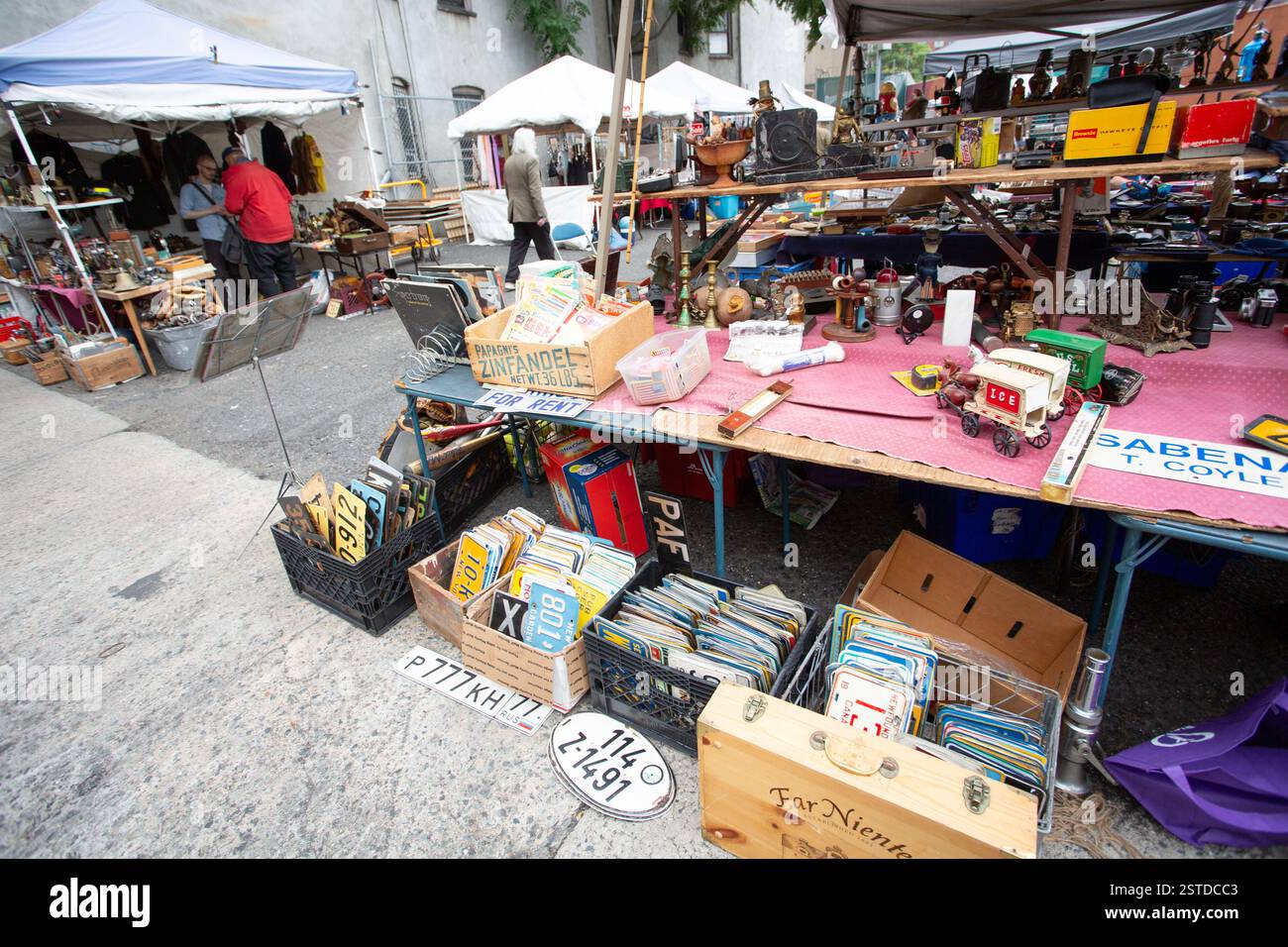 Hells kitchen flea market new york hi-res stock photography and images ...
