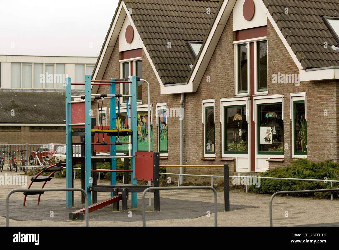 Elementary school playground hi-res stock photography and images - Alamy