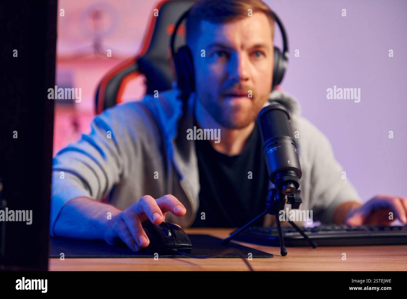 Gane Men Gen man playing game in hi-res stock photography and images - Alamy