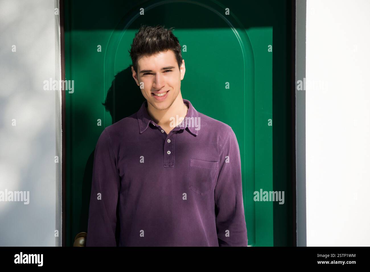 Man standing in front of door hi-res stock photography and images - Alamy