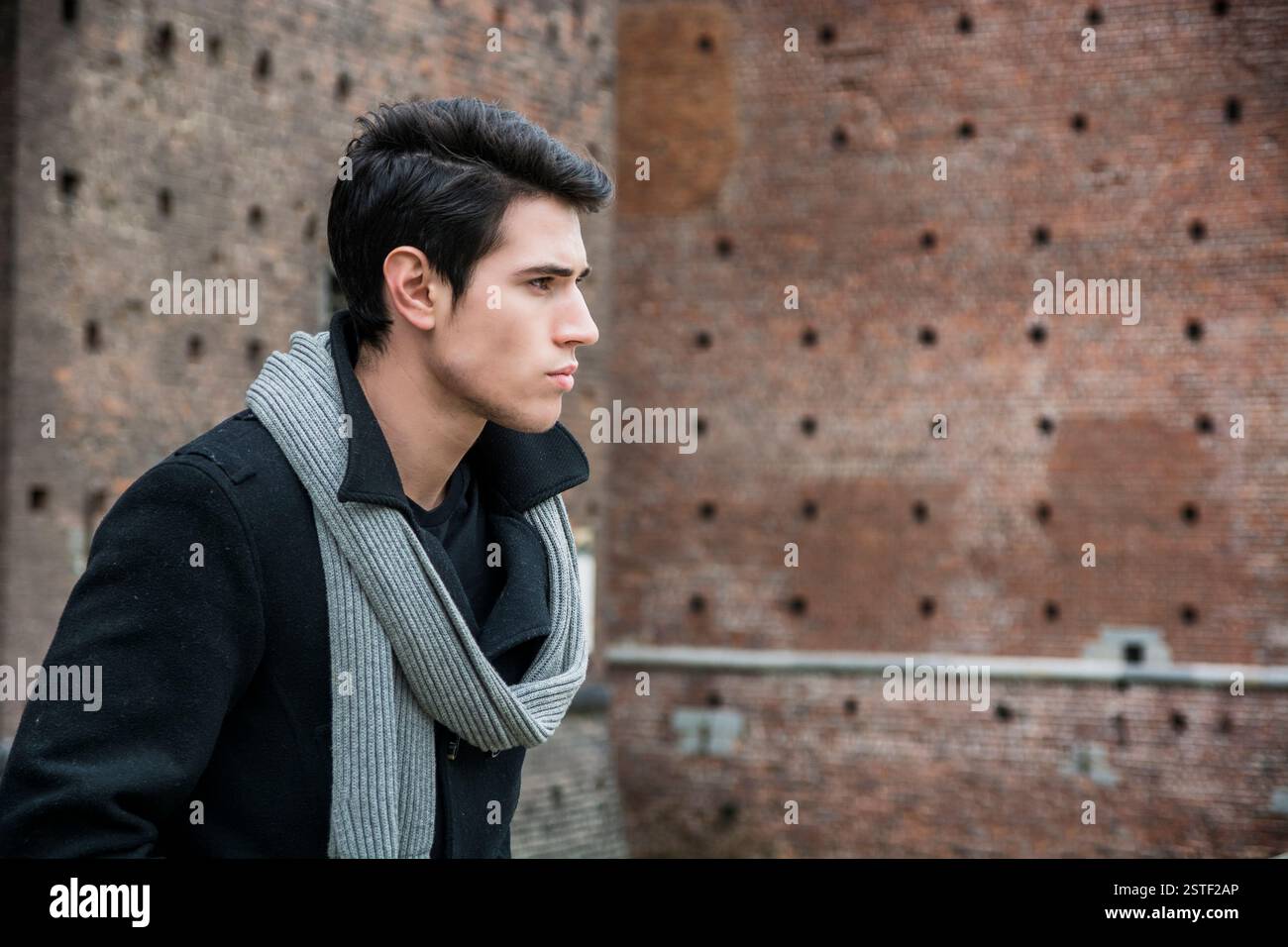 Old man looking right hi-res stock photography and images - Alamy