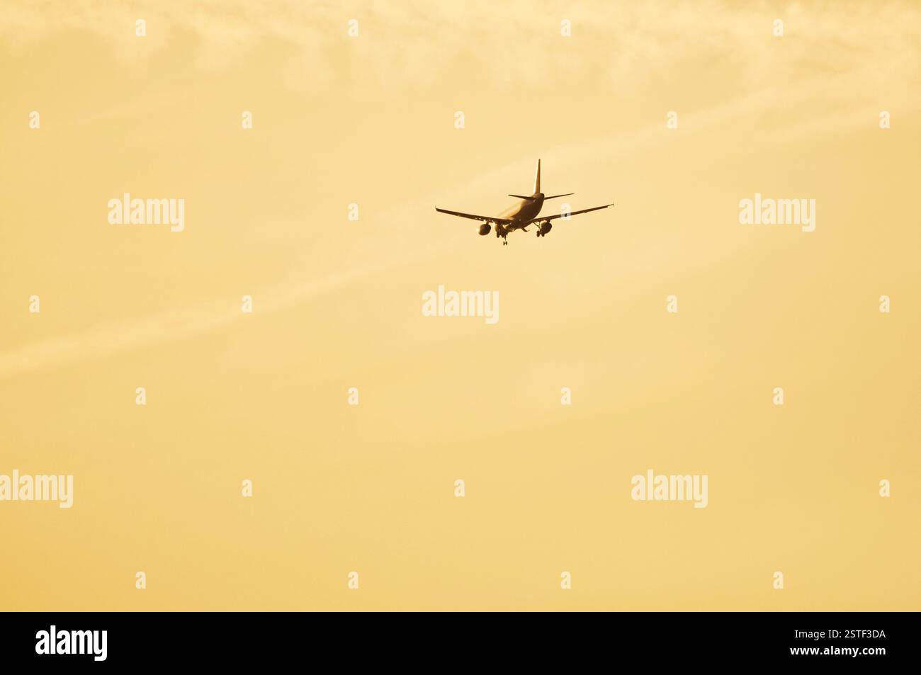 Airliner approaching airport for landing Stock Photo - Alamy