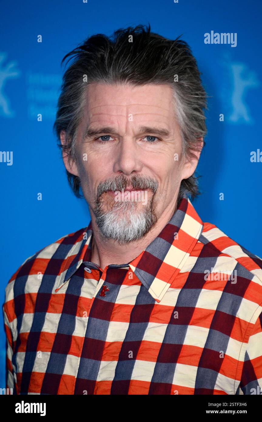Ethan Hawke Beim Photocall Zum Kinofilm Blue Moon Auf Der Berlinale Ethan Hawke Beim Photocall Zum Kinofilm Blue Moon Auf Der Berlinale 2025 75 Berlin Im Hotel Grand Hyatt Berlin 18022025 Ethan Hawke At The Photocall For The Movie Blue Moon At The Berlinale 2025 75 Berlin Film Festival At The Hotel Grand Hyatt Berlin 18 02 2025 Moon 5311 2STF3H6
