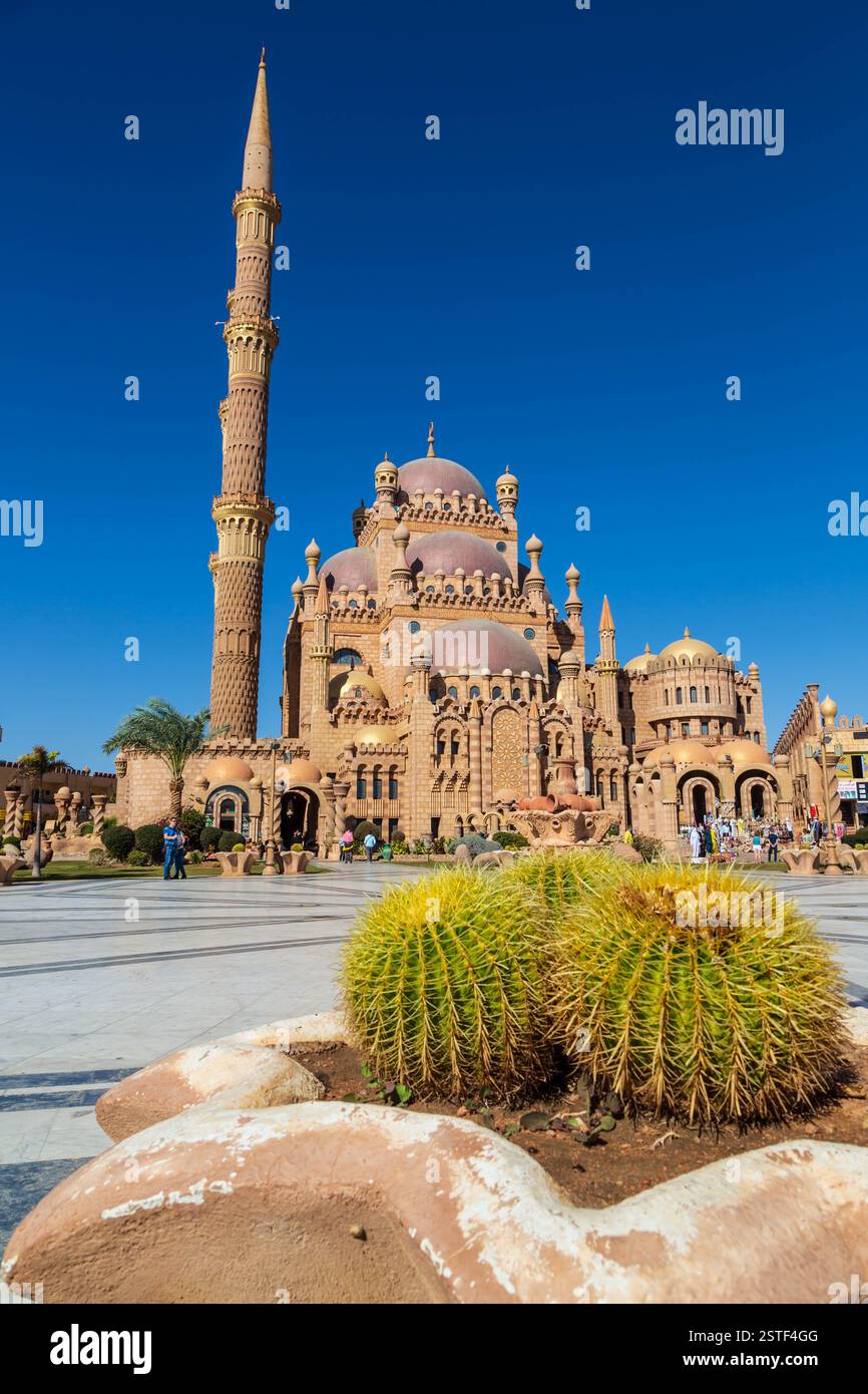 Al Mustafa Mosque and a street in the Old Town of Sharm El Sheikh, Sinai peninsula, Egypt Stock Photo