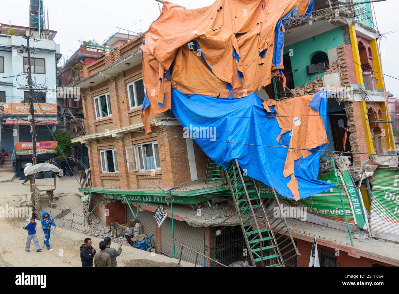 Earthquake nepal house hi-res stock photography and images - Alamy
