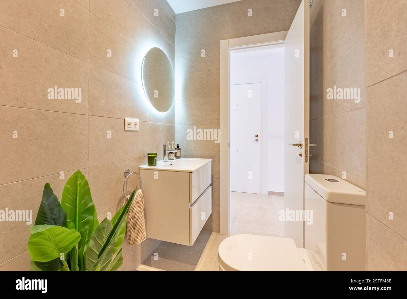 Mirror fun house hi-res stock photography and images - Page 2 - Alamy, image size:1300x956