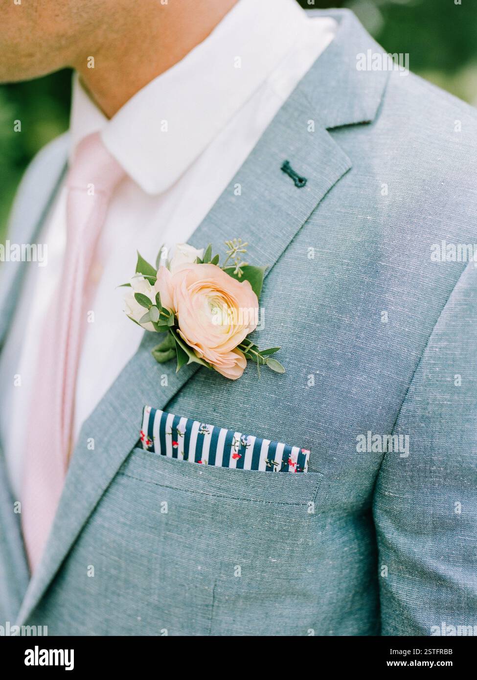 Grey suit groom hi-res stock photography and images - Alamy