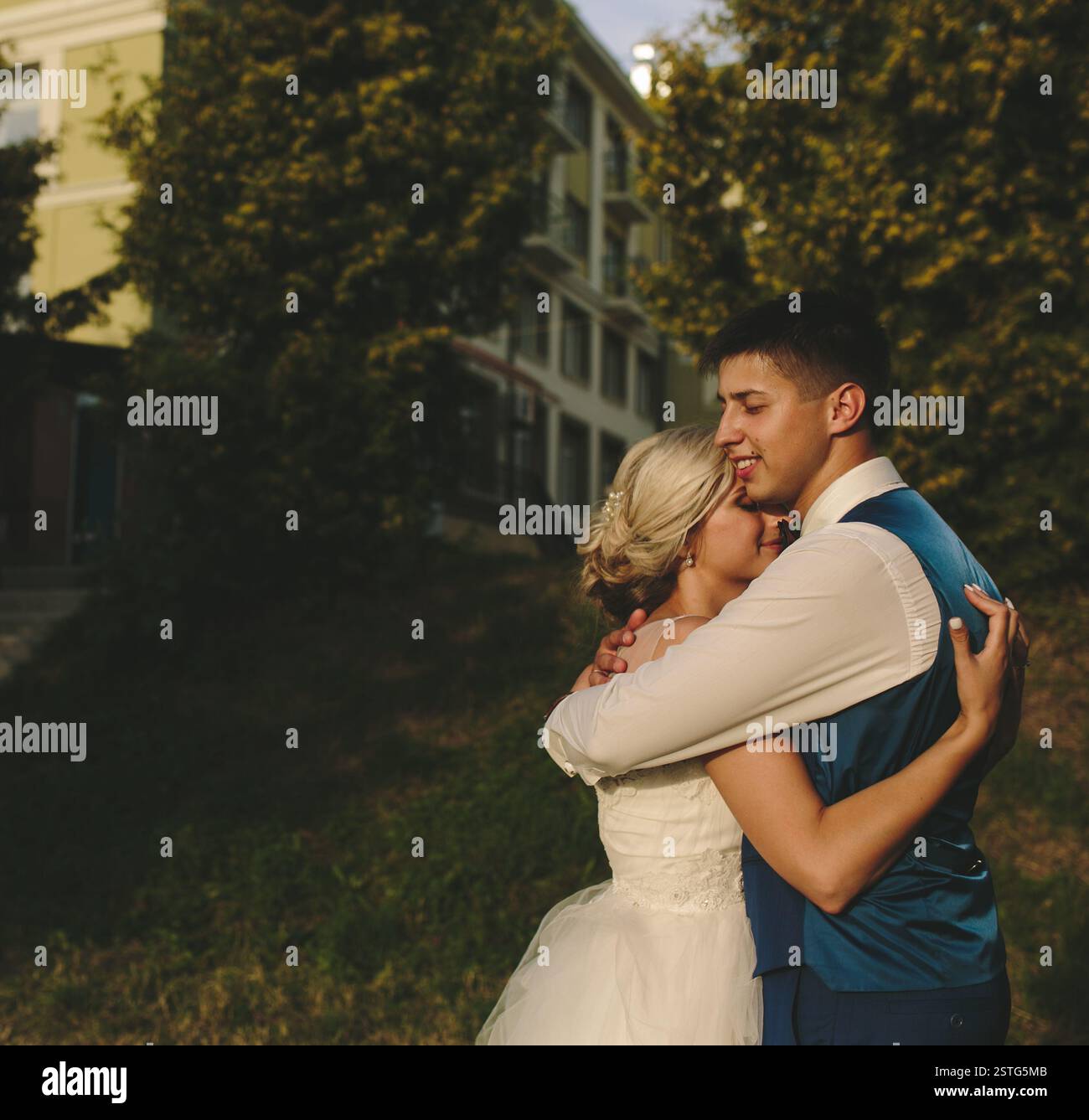 Wedding couple in beautiful park hi-res stock photography and images ...