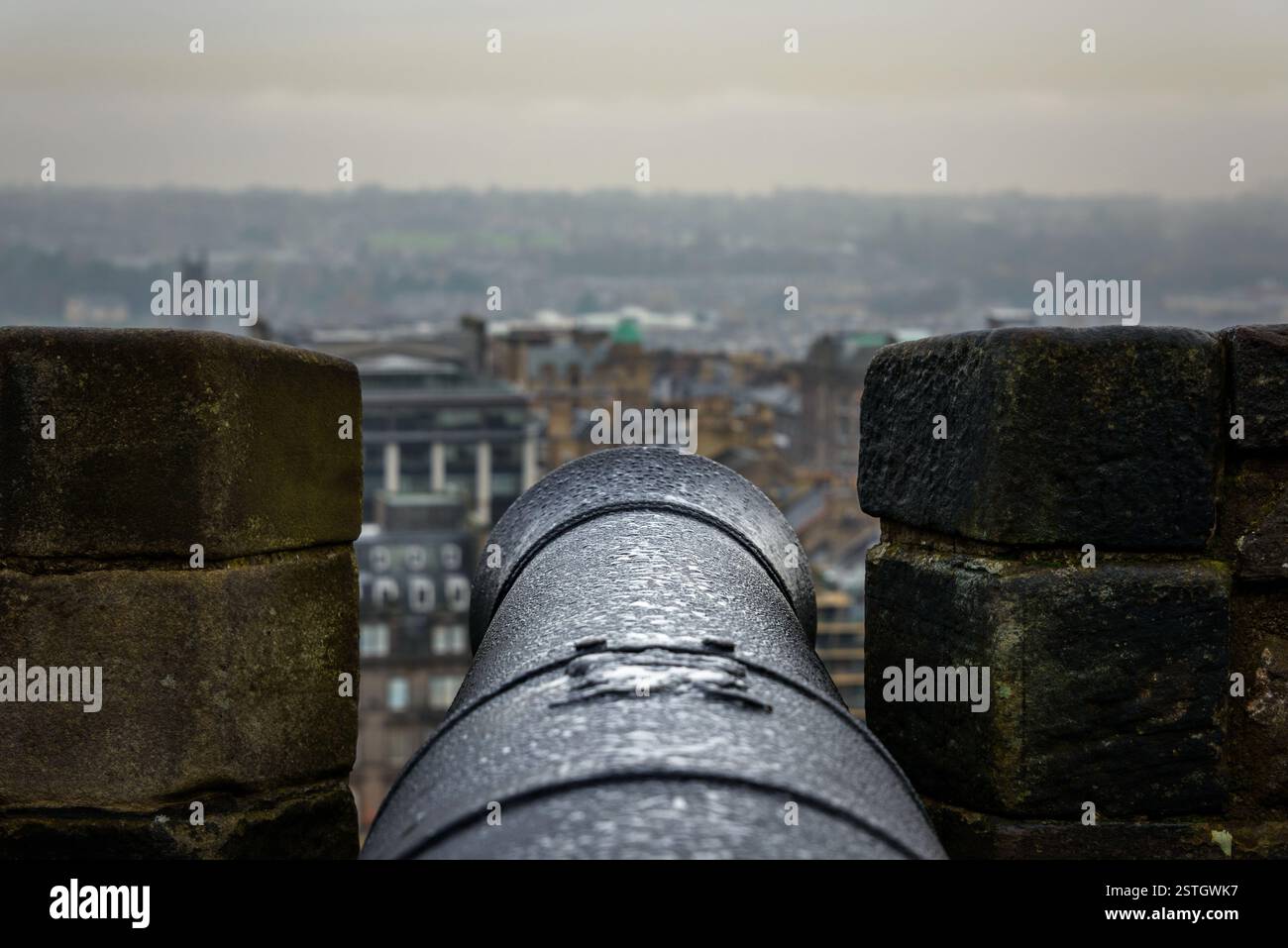 Cannon at Edinburgh castle Stock Photo - Alamy
