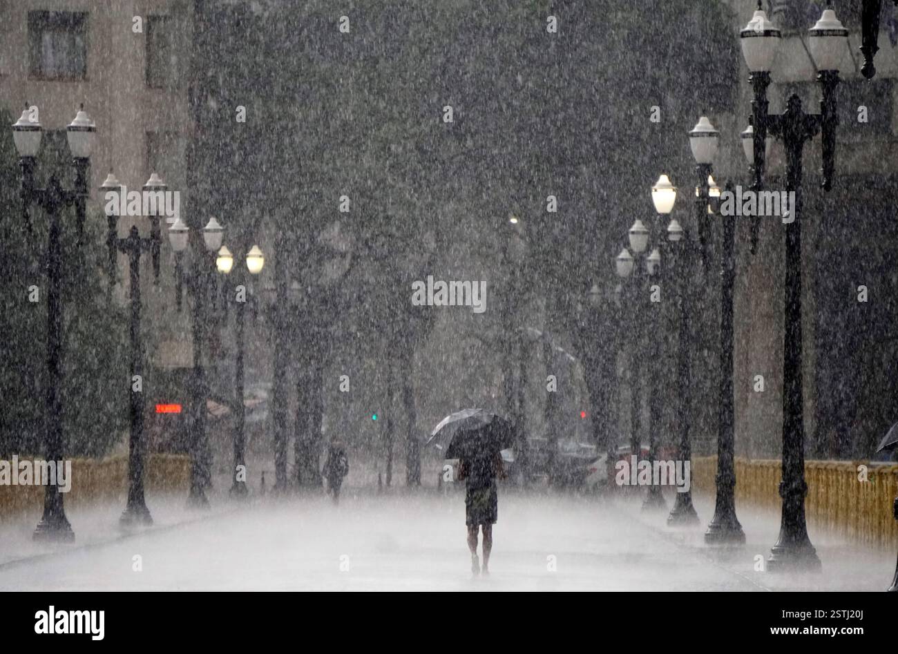Pedestrians face heavy rain with hail in São Paulo on Tuesday afternoon ...
