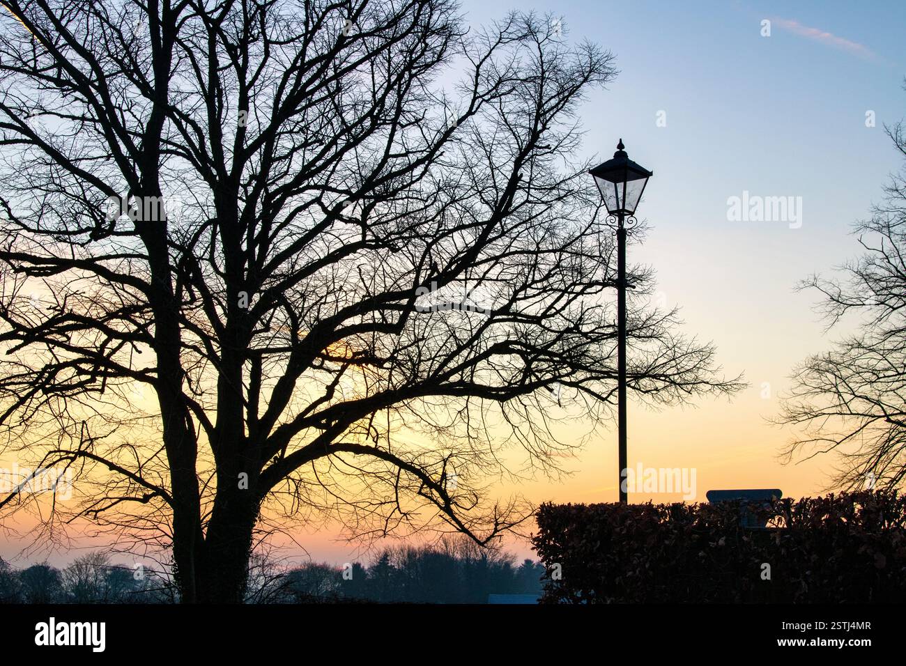 Lamp post silhouette hi-res stock photography and images - Alamy