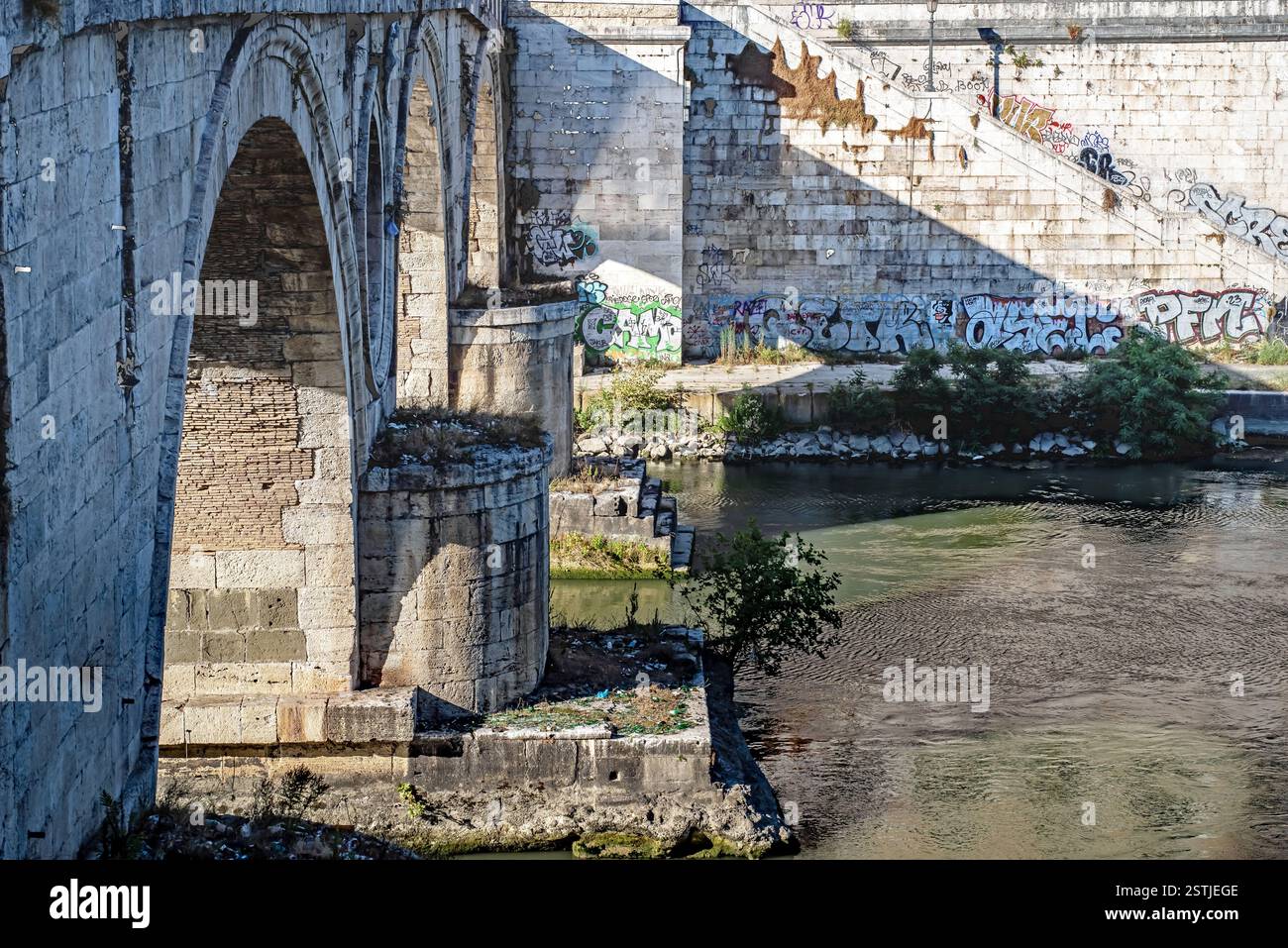 Trastevere (von lateinisch trans Tiberim „jenseits des Tiber“) ist der XIII. Rione (Stadtteil) von Rom. Er erstreckt sich vom südlichen Tiberknie bis Stock Photo