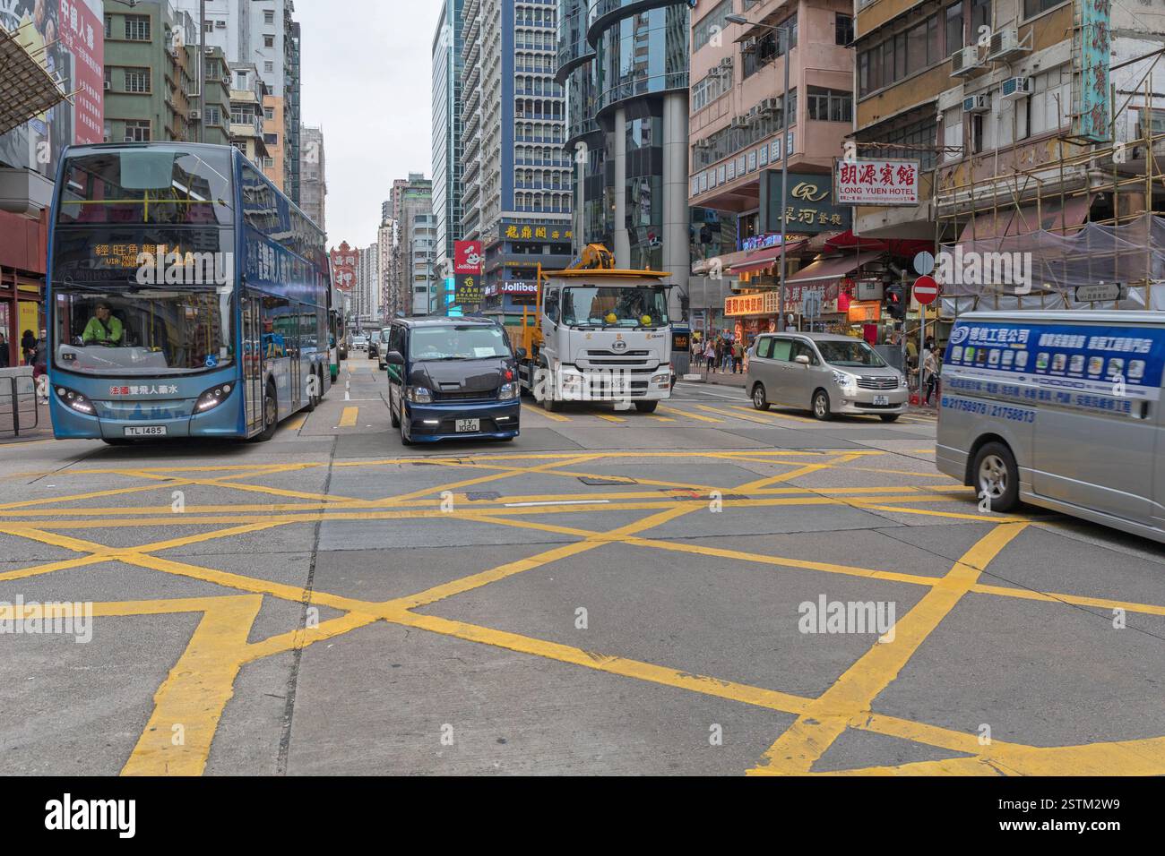 Street traffic intersection hi-res stock photography and images - Alamy