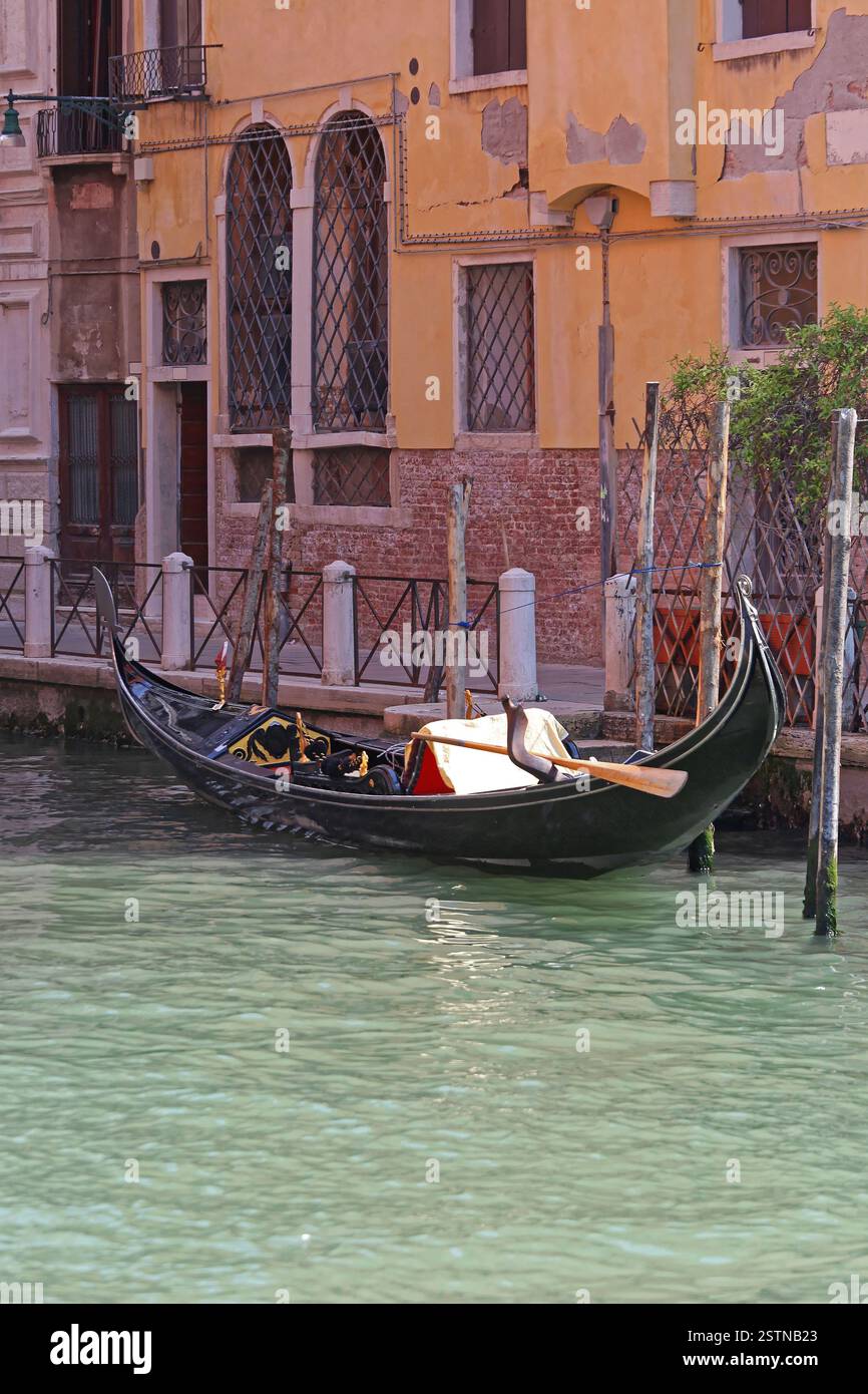 Gondola parked by building hi-res stock photography and images - Alamy