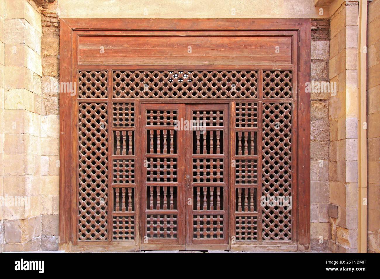 Large wooden double door hi-res stock photography and images - Alamy
