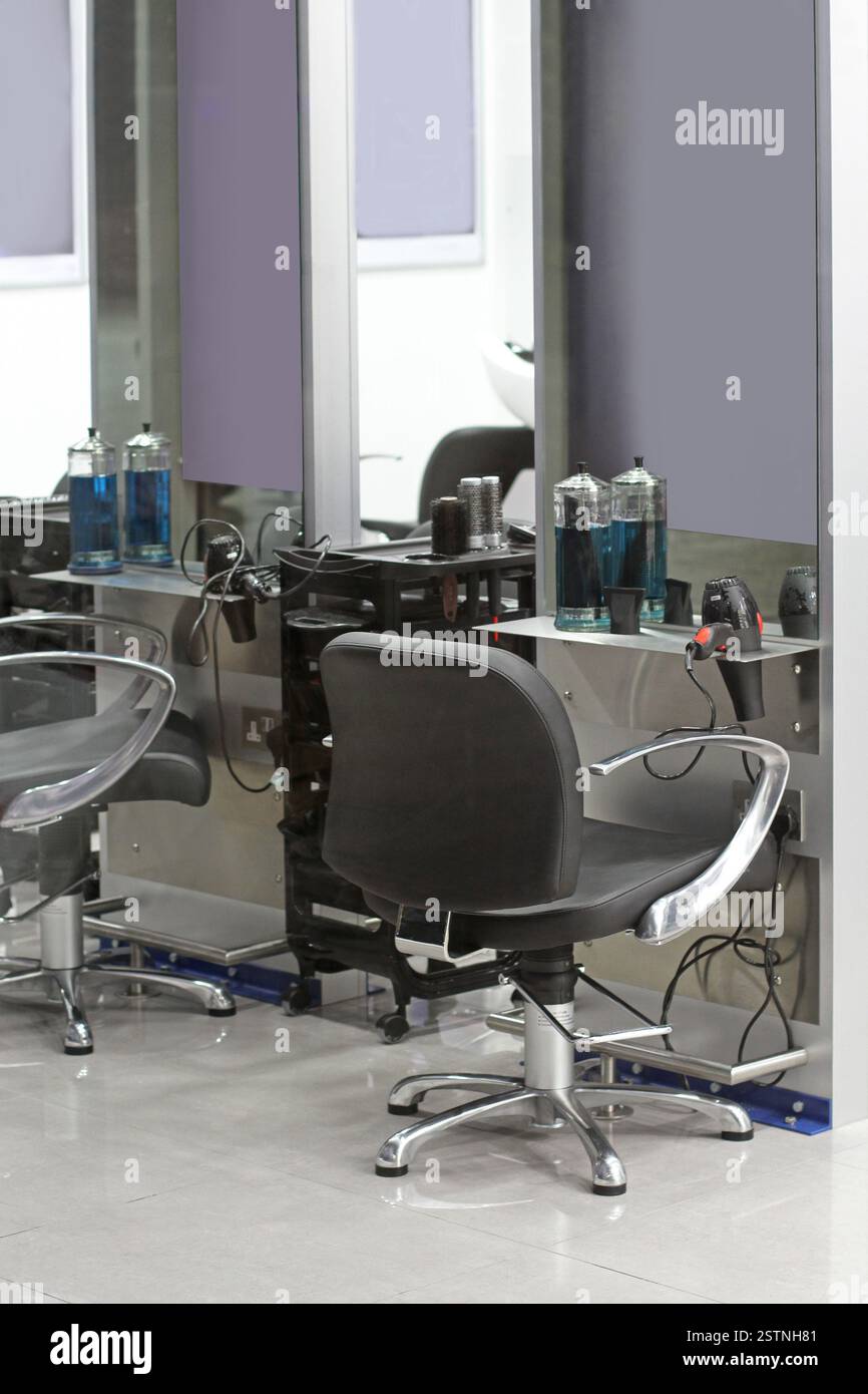 Empty hair salon hi-res stock photography and images - Alamy