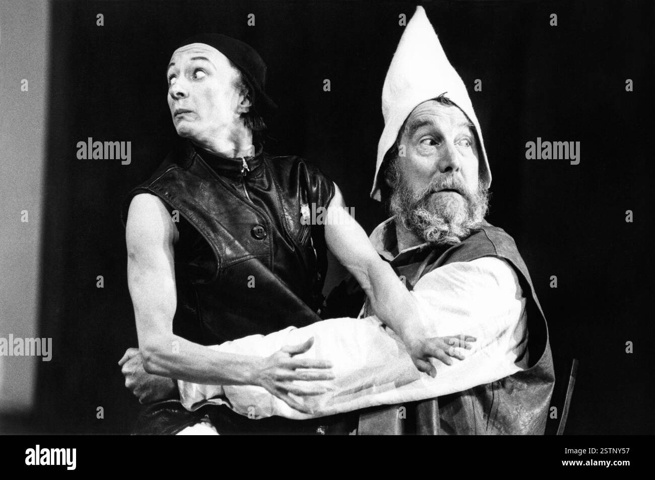 Linda Kerr Scott (Fool), John Wood (Lear) in KING LEAR by Shakespeare at the Royal Shakespeare Company (RSC), Royal Shakespeare Theatre, Stratford-upon-Avon, England  11/07/1990 London transfer of 1990 Stratford-upon-Avon production  design: David Fielding  lighting: Chris Parry  fights: Malcolm Ranson  director: Nicholas Hytner Stock Photo