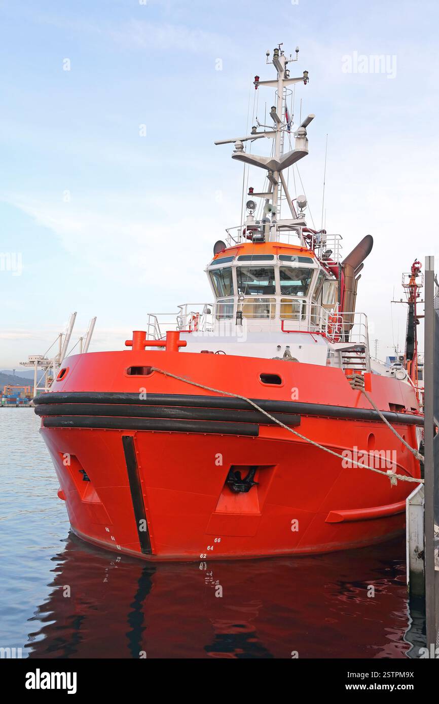 Tug boat ship vessel hi-res stock photography and images - Alamy