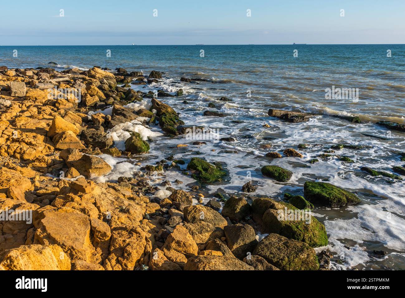 Foam on sea shore hi-res stock photography and images - Alamy