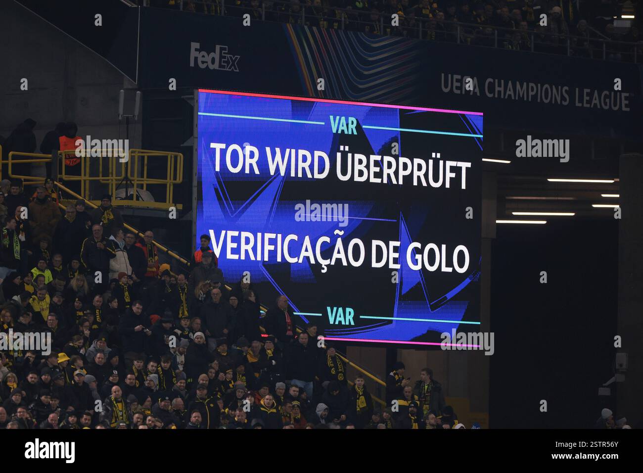 19.02.2025, UEFA Champions League, Play-Offs, Borussia Dortmund - Sporting Lissabon, Auf dem LED Screen wird die Überprüfung durch den VAR angezeigt, Foto: Dennis Ewert/RHR-FOTO Stock Photo