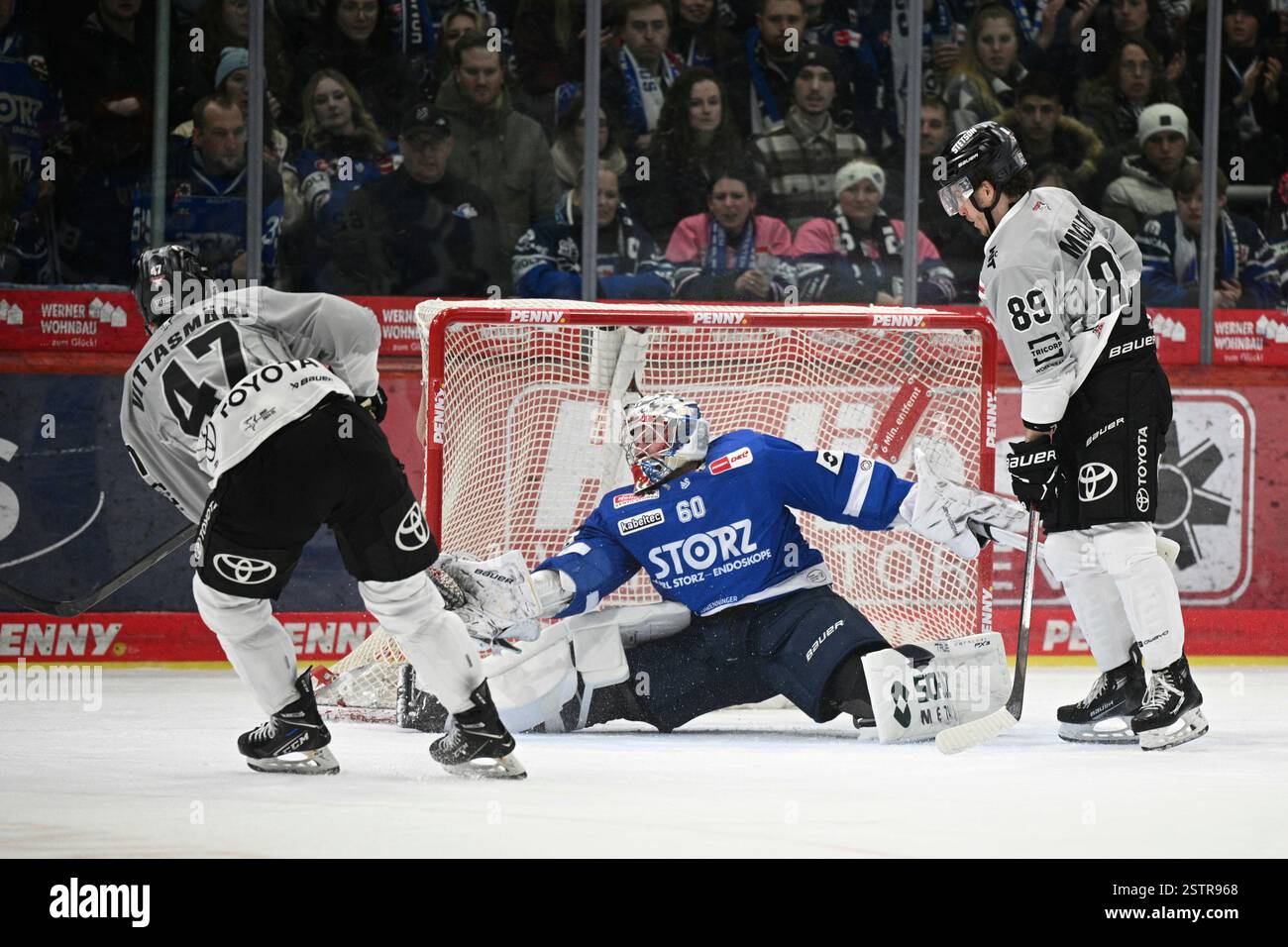 Tag Eriksson (v.l.n.r.) Veli-Matti Vittasmaeki (Koelner Haie #47) Joacim Eriksson ...