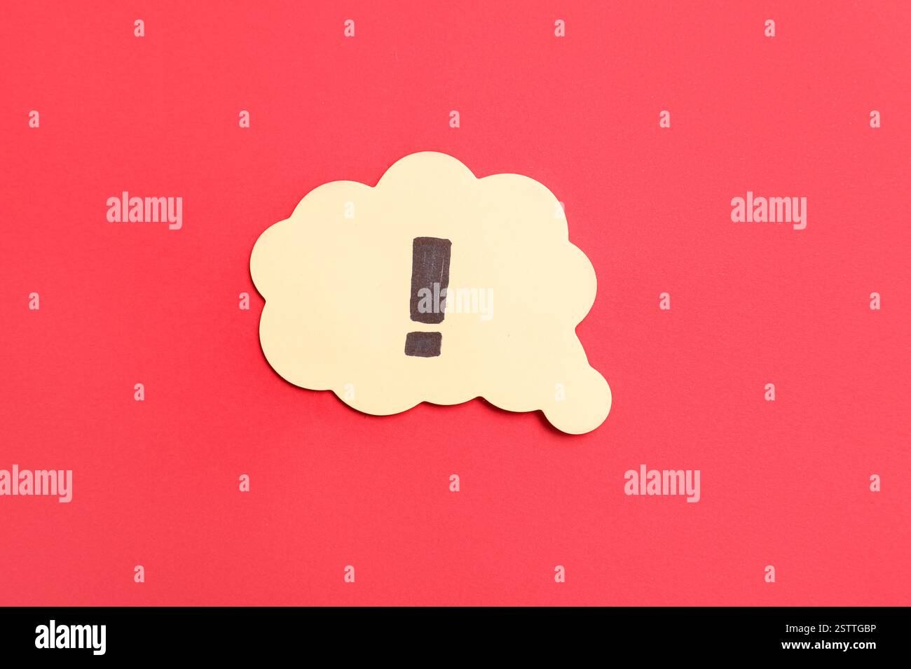 Speech bubble with exclamation mark on red background Stock Photo - Alamy