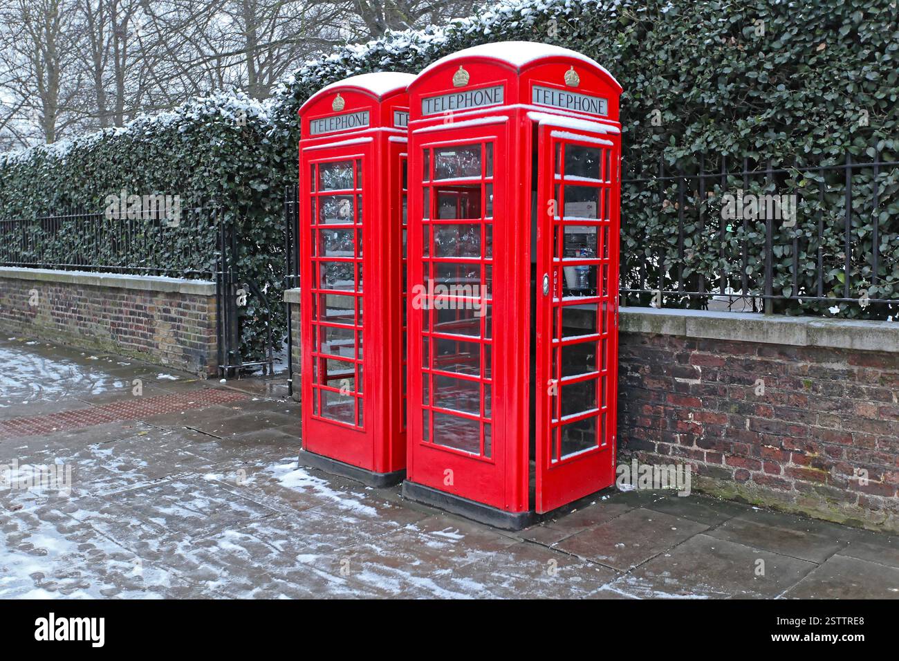 British telephone booths hi-res stock photography and images - Alamy