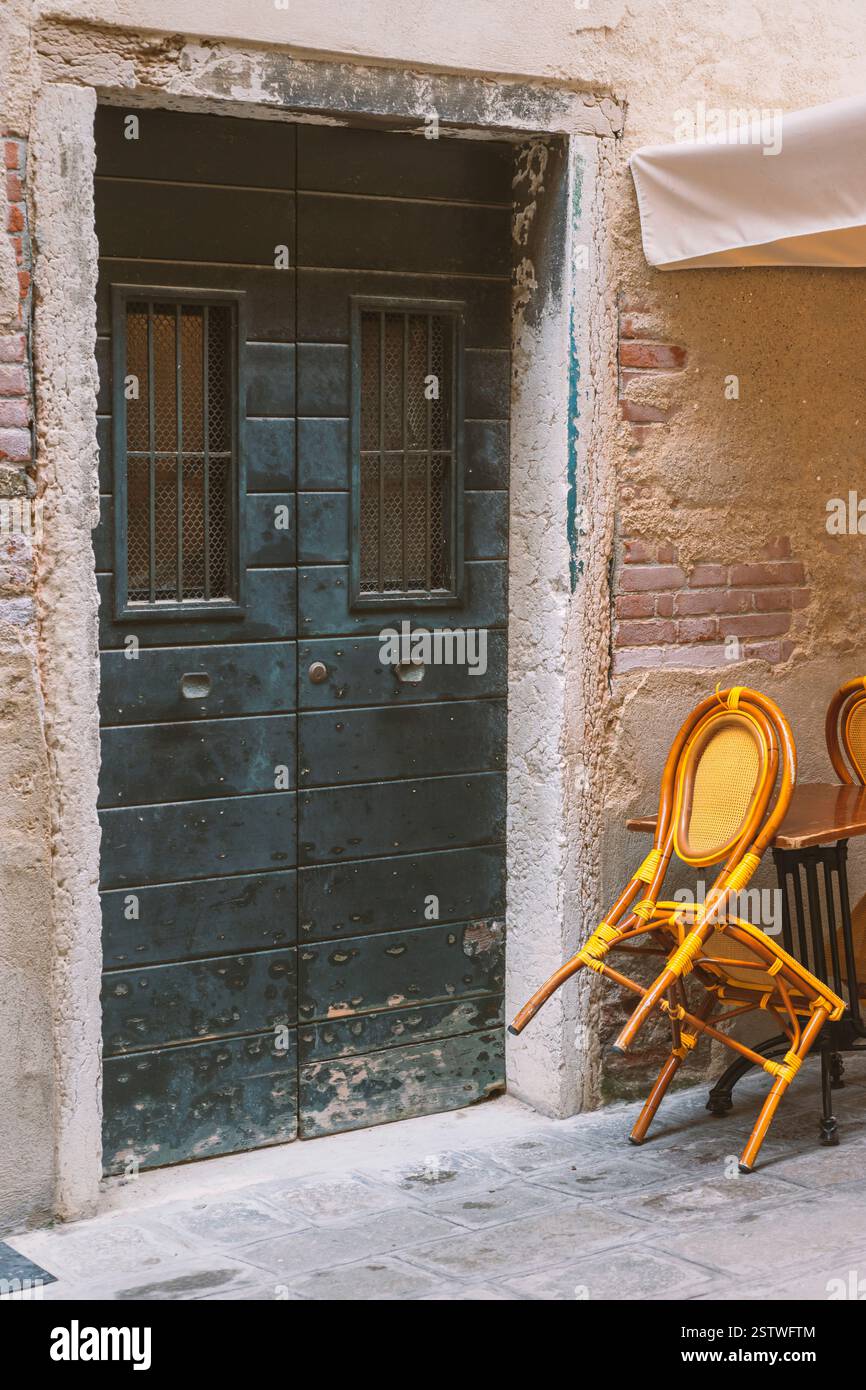 Vintage wooden door entrance hi-res stock photography and images - Alamy