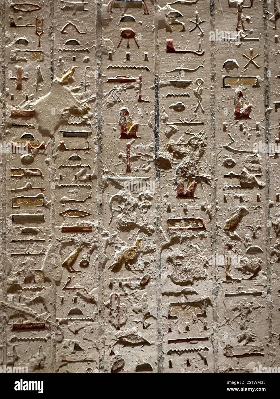 egyptian-hieroglyphs-in-tomb-of-king-at-valley-of-the-kings-luxor