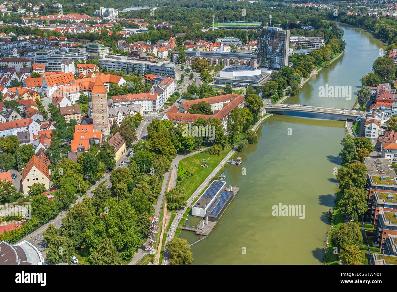 Ausblick auf die Universitätsstadt Ulm an einem sonnigen Sommertag aus der Luft Die ostwürttembergische Großstadt Ulm an der Donau aus der Vog Ulm Don Stock Photo