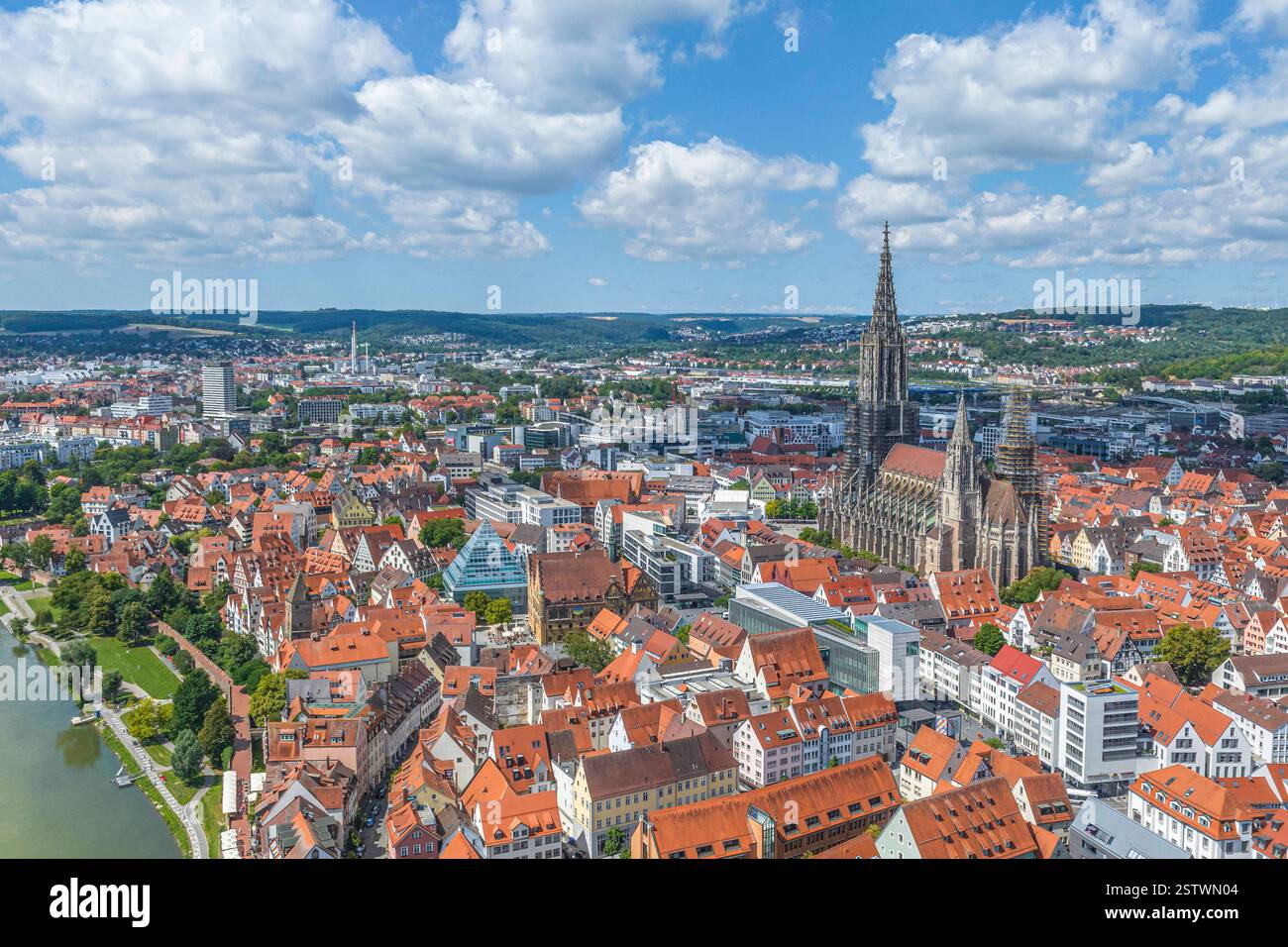 Ausblick auf die Universitätsstadt Ulm an einem sonnigen Sommertag aus der Luft Die ostwürttembergische Großstadt Ulm an der Donau aus der Vog Ulm Don Stock Photo