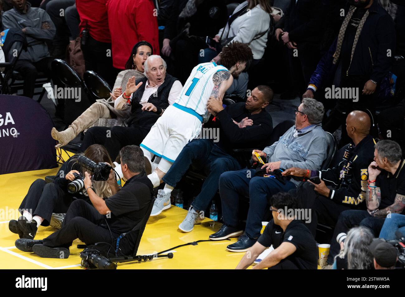 Front row seats basketball hi-res stock photography and images - Alamy