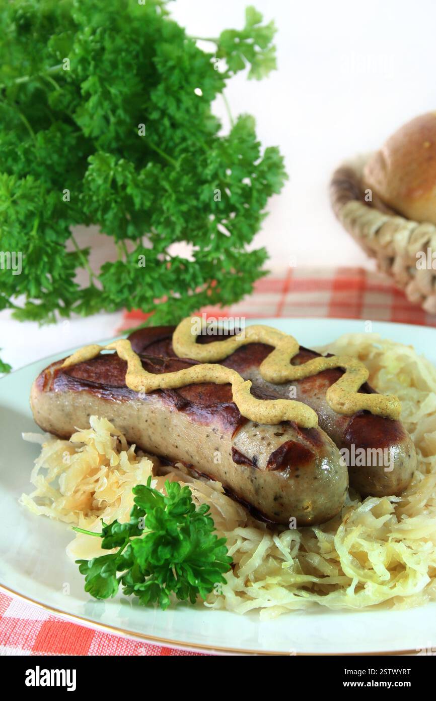 Bratwurst mit Sauerkraut Stock Photo - Alamy