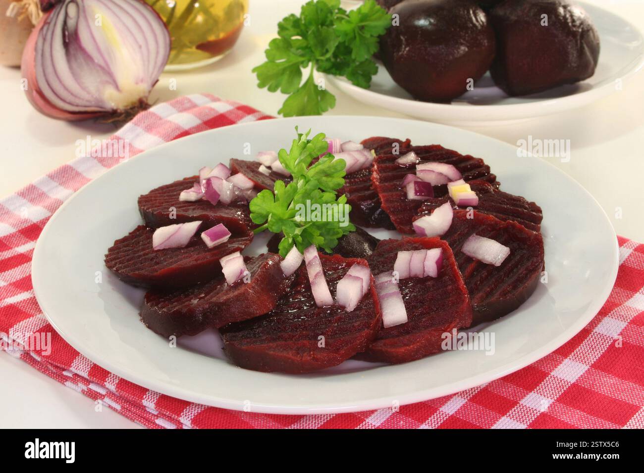 Rote Beete Salat mit Zwiebel und Petersilie Stock Photo - Alamy