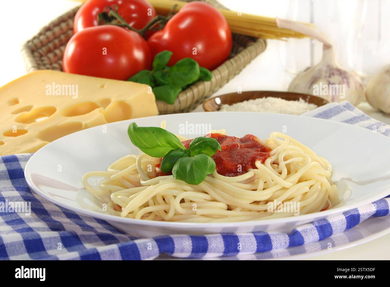 Spaghetti mit Tomatensoße und Basilikum Stock Photo - Alamy