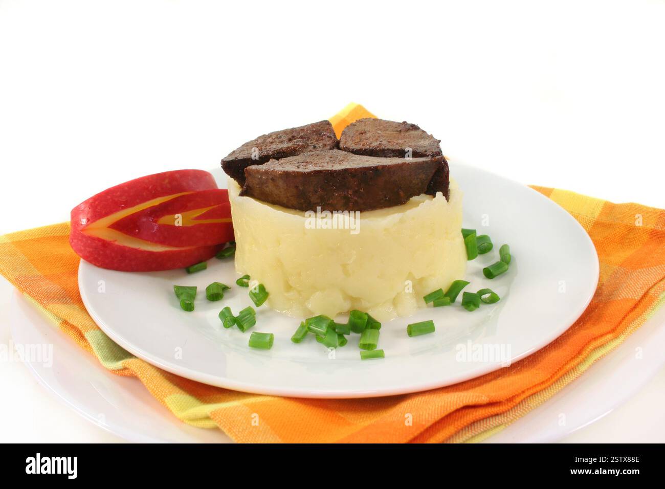Gebratene leber mit kartoffelbrei und apfel hi-res stock photography ...