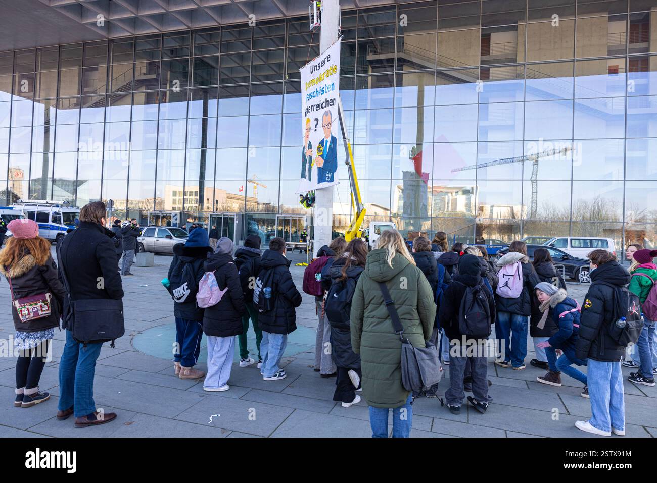 Banner Protestaktion vor Paul Löbe Haus Deutschland, Berlin am 20.02. ...