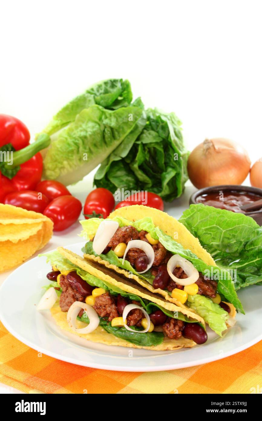 Taco Shells gefüllt mit Rinderhack, Kidneybohnen und Mais Stock Photo ...