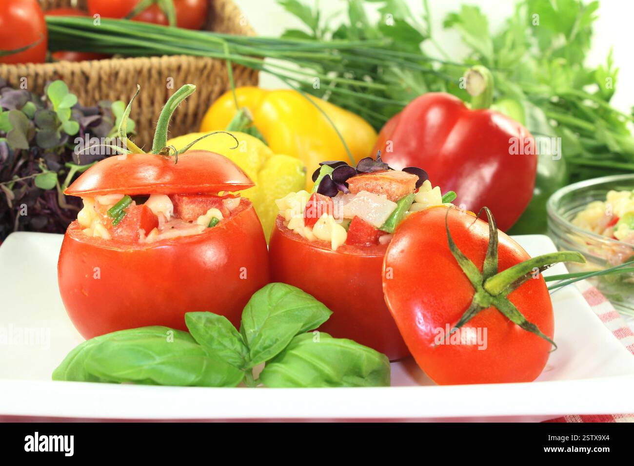 Nudelsalat mit tomaten hi-res stock photography and images - Alamy