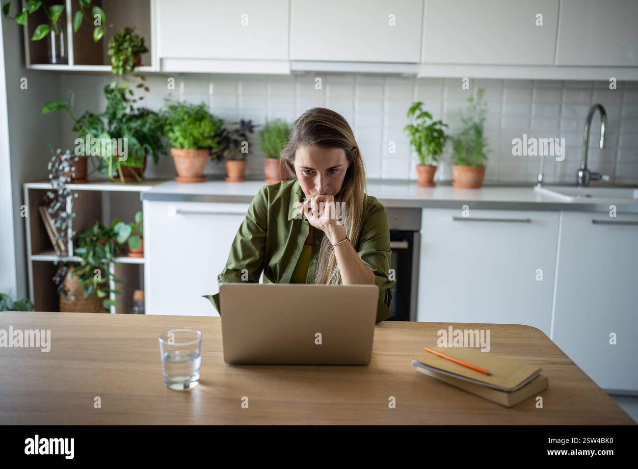 Busy atmosphere focused hi-res stock photography and images - Alamy